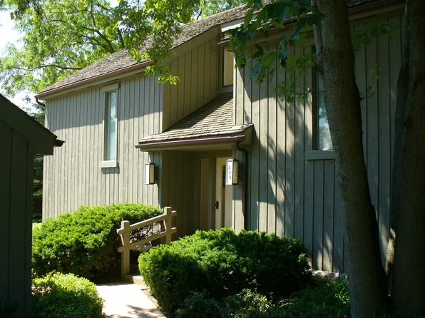 380A Woodview Rd #M-105, Barrington, IL 60010