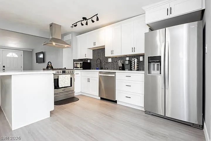 1634 Serenada Ave — Photo 10