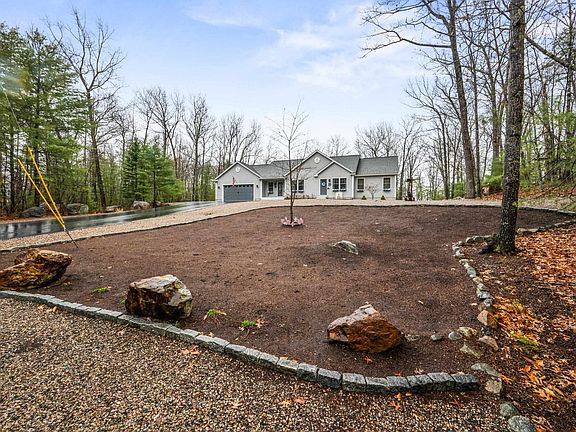 3rd image of 15 Wintergreen Ridge Road