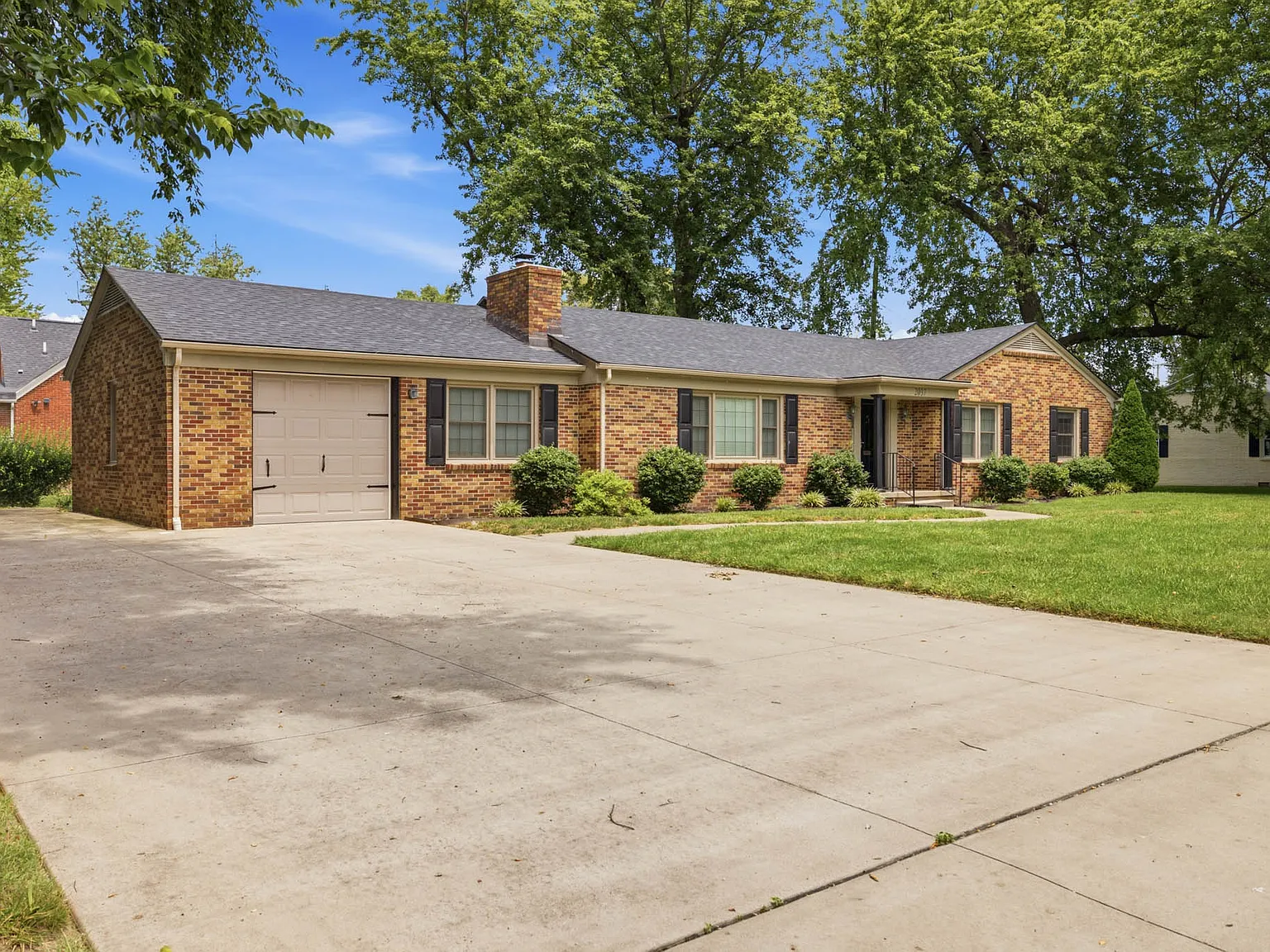 3 bed, 1.5 bath, 1883 sqft, $2,300 — Photo 2