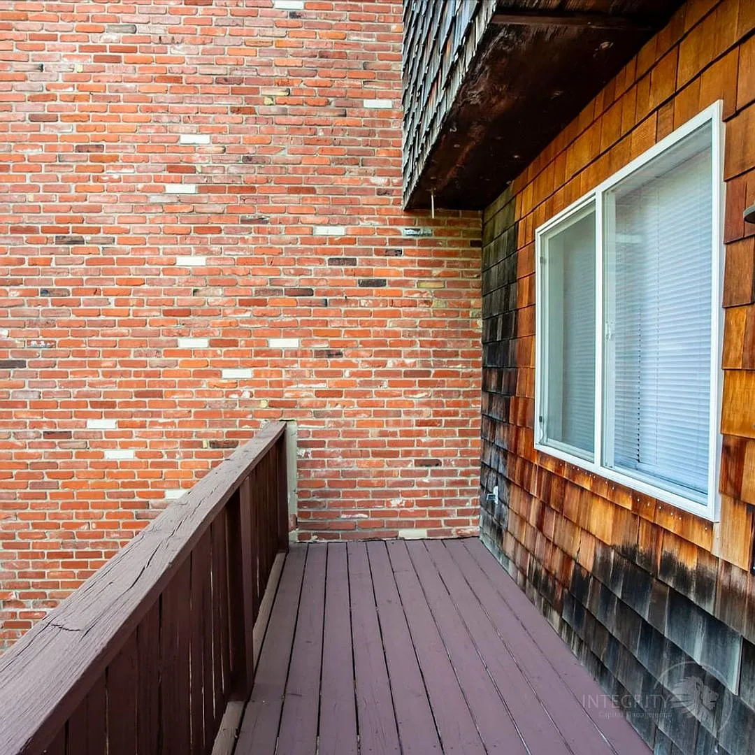 Looking for a spacious and comfortable townhouse in a convenient location? Look no further than 3... — Photo 4
