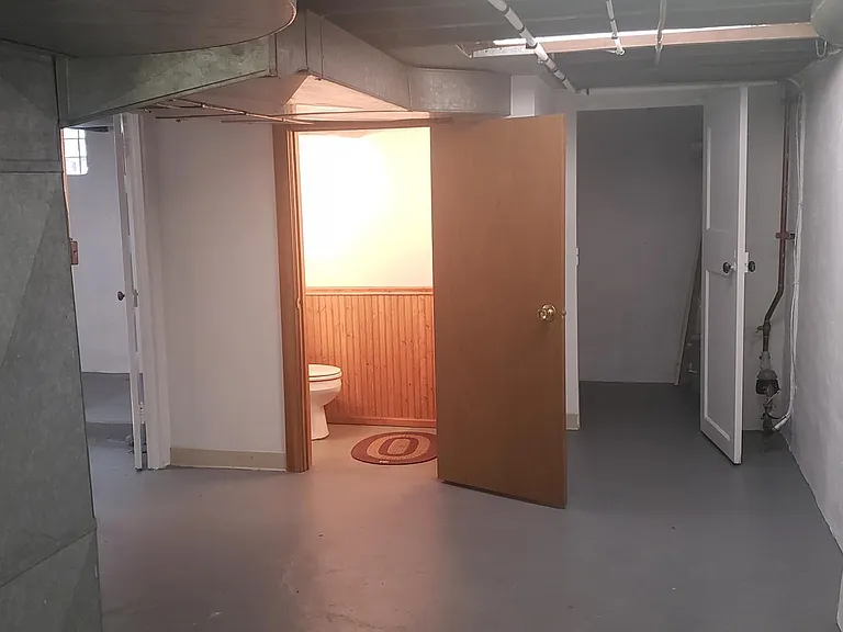Basement 1/2 bath