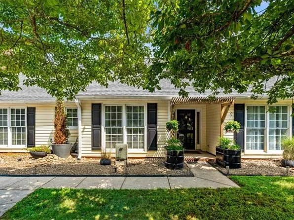 2412 Meadow Gate Dr, Greensboro, NC 27455