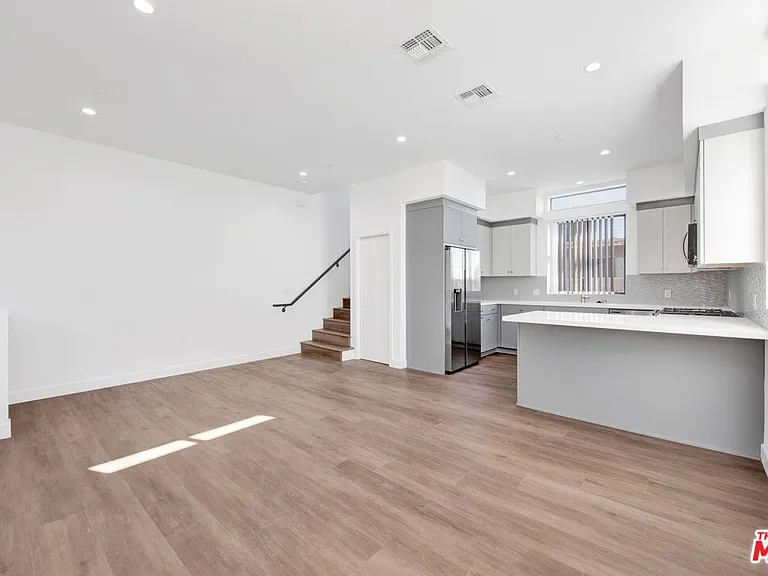 1458 Butler Ave — Photo 17
