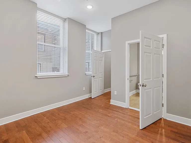 170 W Washington St — Photo 31