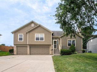 1324 SE Dalton Cir, Lees Summit, MO 64081