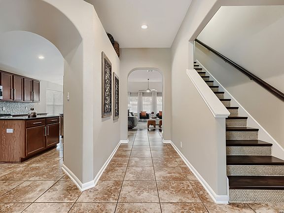 4th image of 1007 Lariat Cove