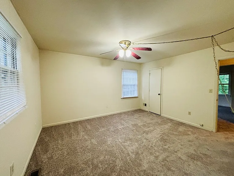 124 Camelot Ct — Photo 2