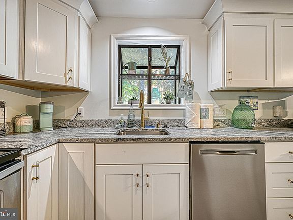 4th image of 370 Windwood Coves Blvd