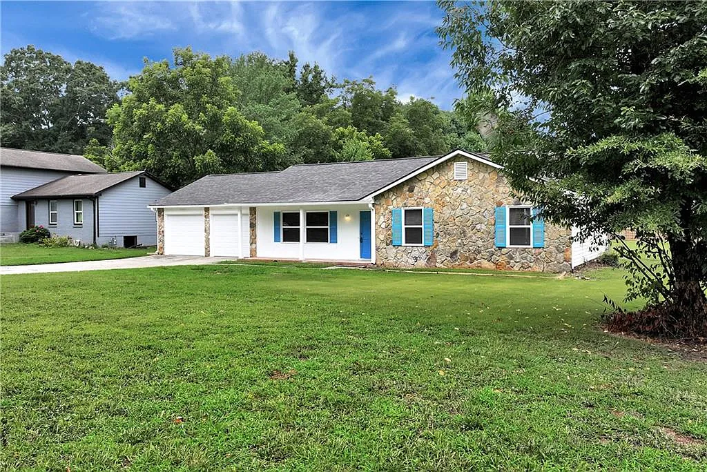3 bed, 2.0 bath, 1396 sqft, $2,100 — Photo 2