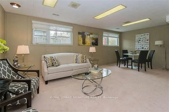 12 Lacewood Cres — Photo 12
