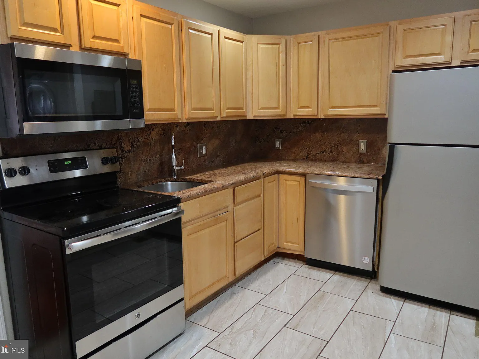 2 bed, 1.5 bath, 864 sqft, $2,100 — Photo 4