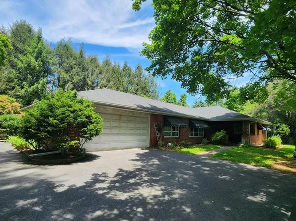 1030 Flowers Ln, Marysville, PA 17053