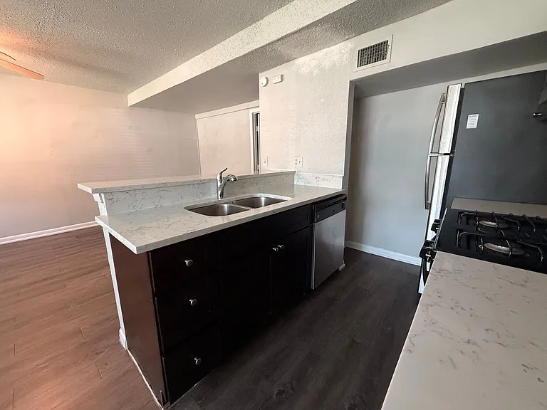 1202 Newning Ave #109 — Photo 4