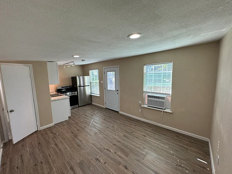 2419 Hondo Ave — Photo 6