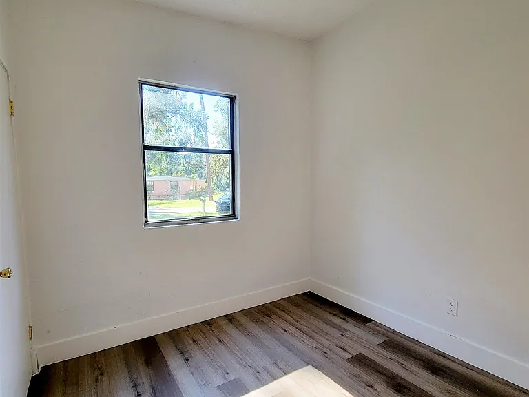 906 N Veterans Dr — Photo 8