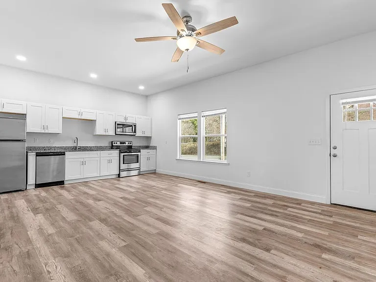 1213 N Chamberlain Ave — Photo 7