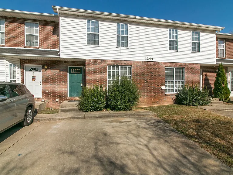 1244 Parkway Pl — Photo 2