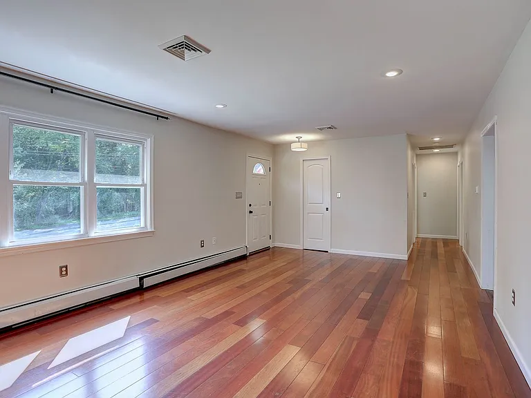 1735 Maple Ave — Photo 11