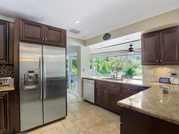 4th image of 2761 Longboat Dr