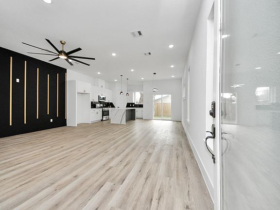 4th image of 3524 Rebecca St