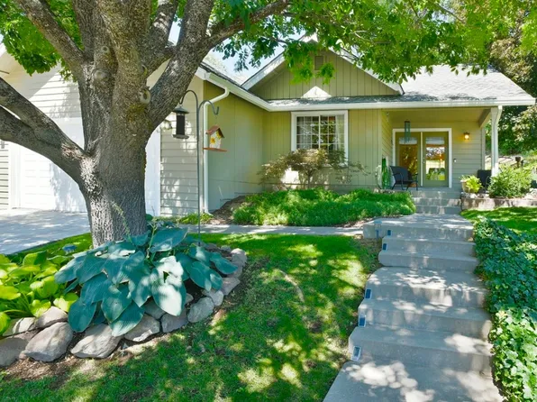 606 Meadow Ave, Mount Shasta, CA 96067