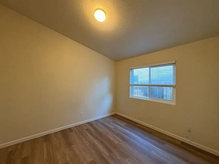 2443 N Shoemaker Ave — Photo 13
