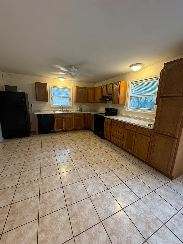 3 bed, 1000 sqft, $1,950 — Photo 3