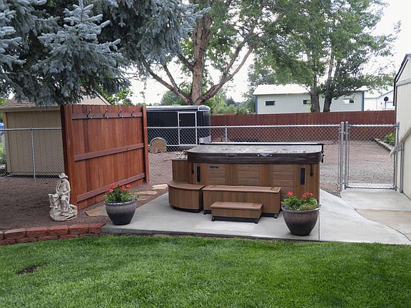 Hot tub w/locking cover