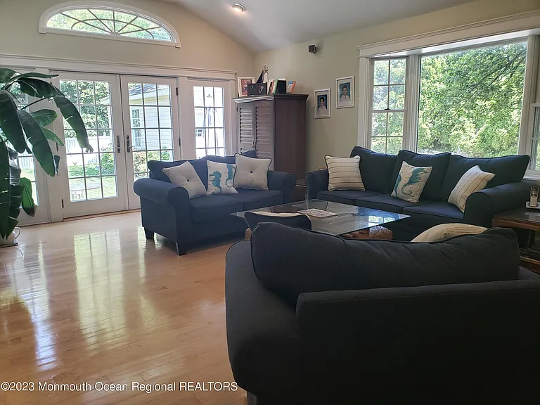 407 Chicago Blvd — Photo 8
