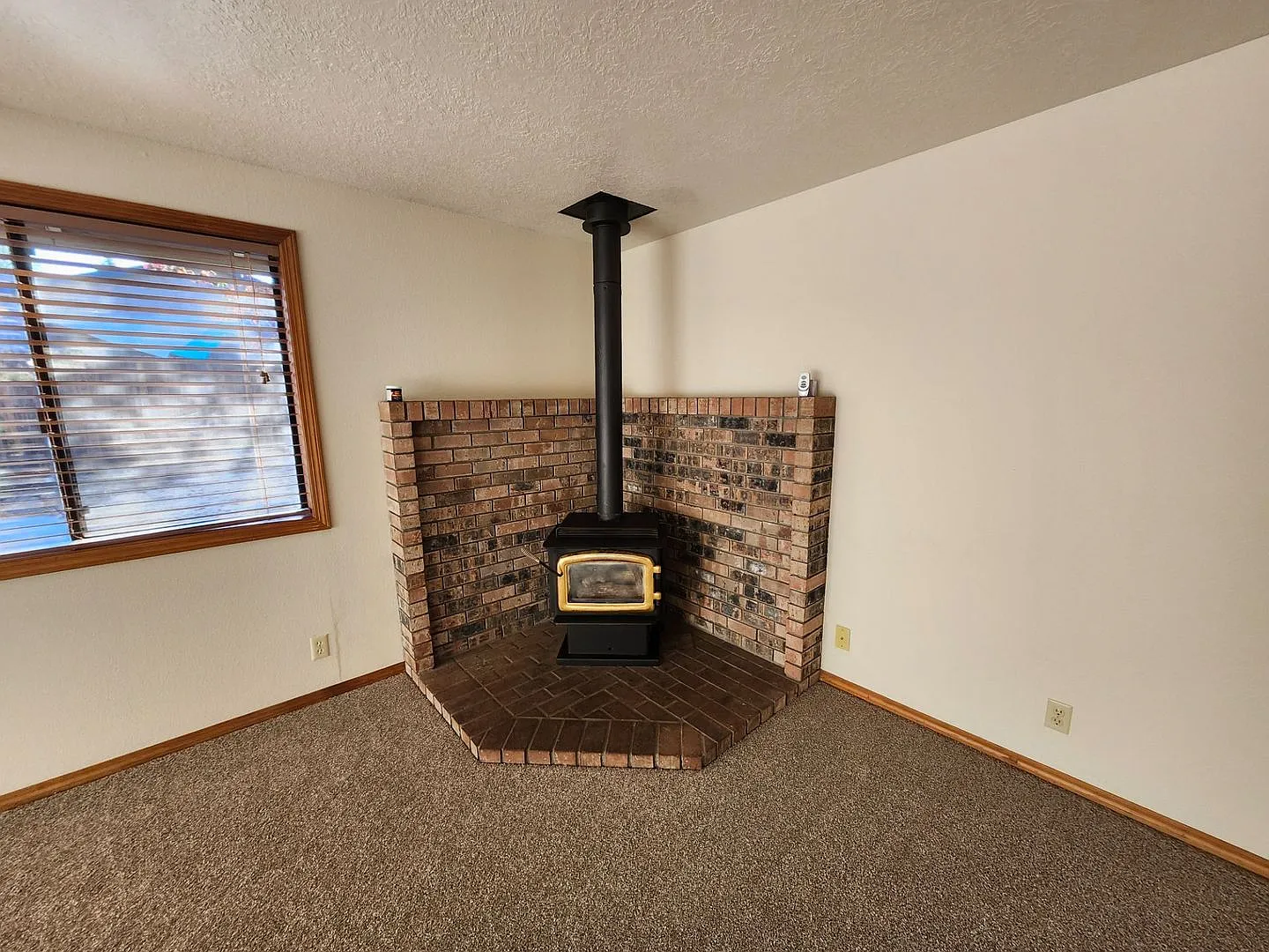 3 Bed/2 Bath Single Level Home near Parks and Schools - Daggett Lane — Photo 4