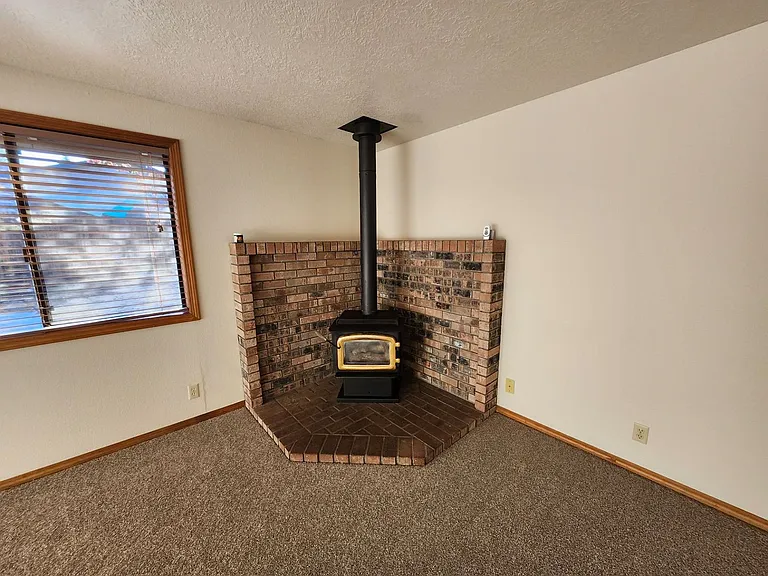 2858 NE Daggett Ln — Photo 4