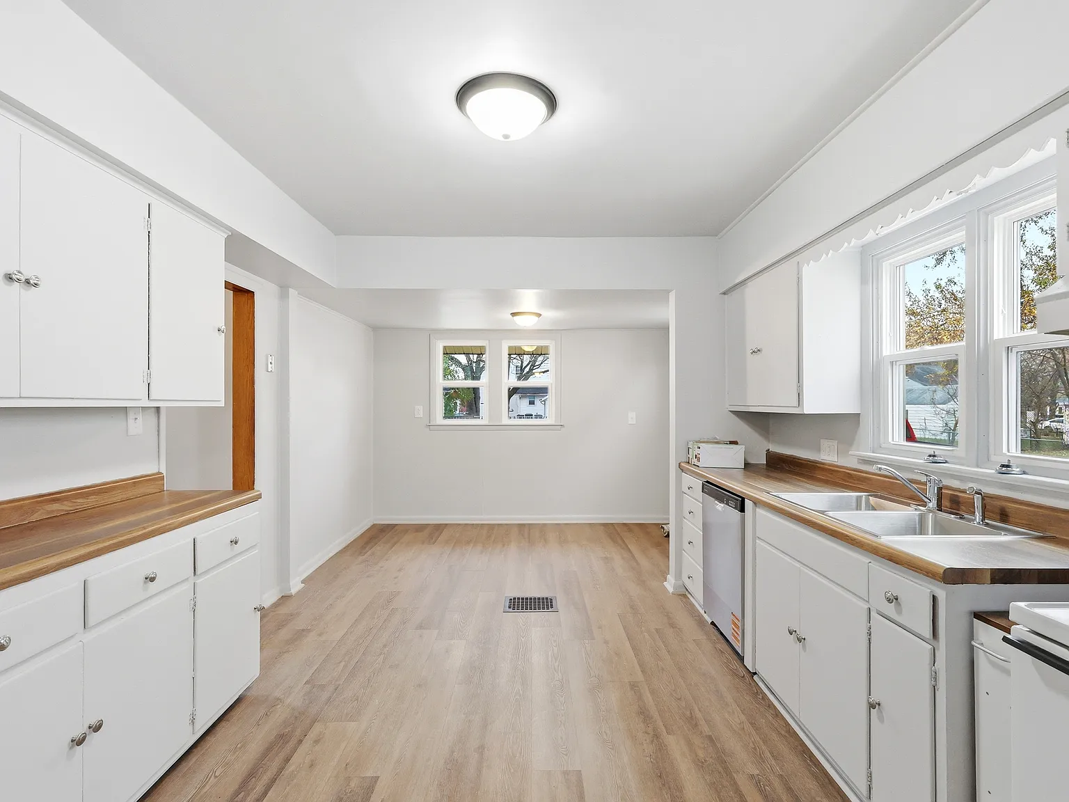 607 West Grand Avenue - 1 — Photo 4