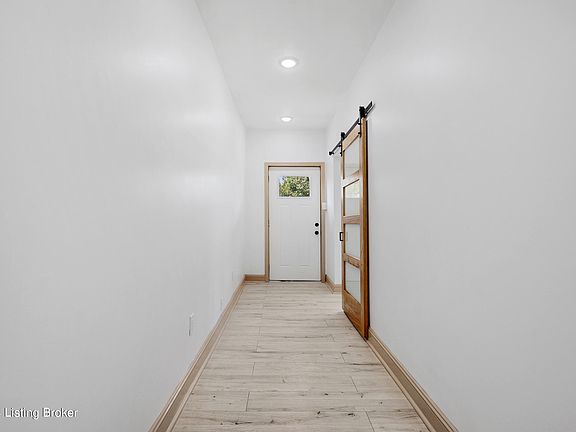 3rd image of 1033 Mulberry St