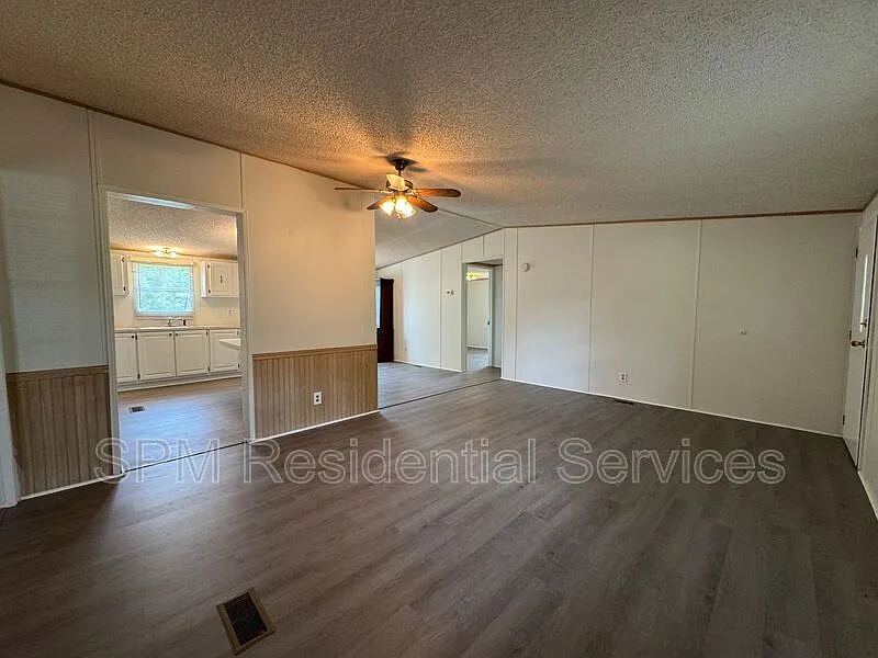 3 bed, 2.0 bath, 1406 sqft, $1,600 — Photo 4