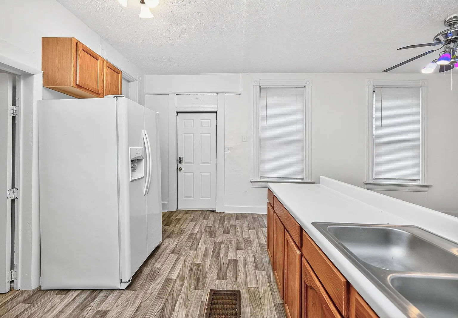 4 bed, 2.0 bath, 2500 sqft, $3,195 — Photo 4