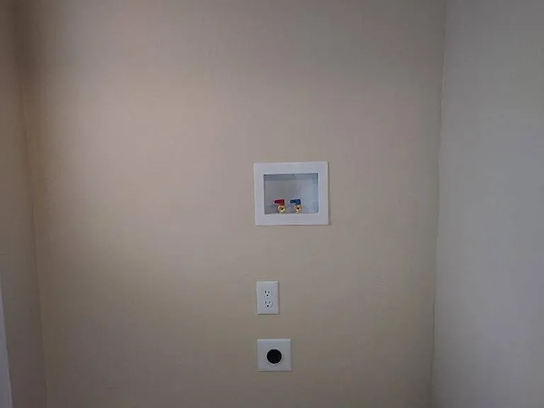 Washer/Dryer Hook-ups Washer/Dryer Hook-ups