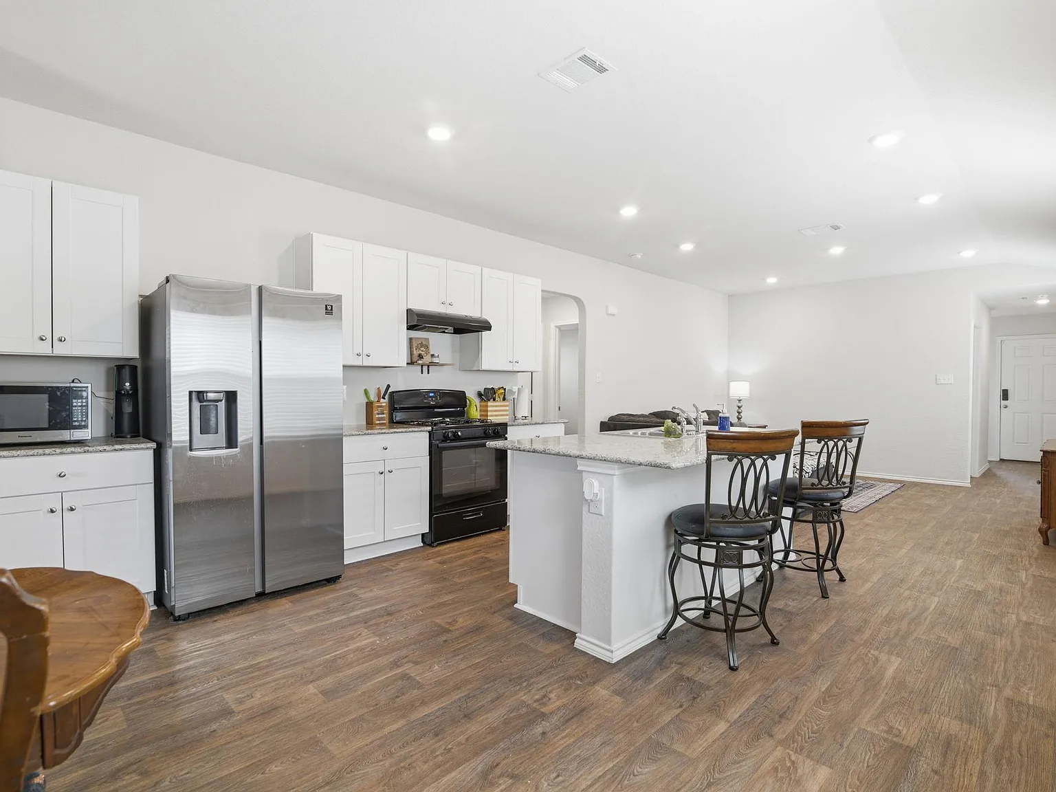 3 bed, 2.0 bath, 1396 sqft, $1,800 — Photo 4