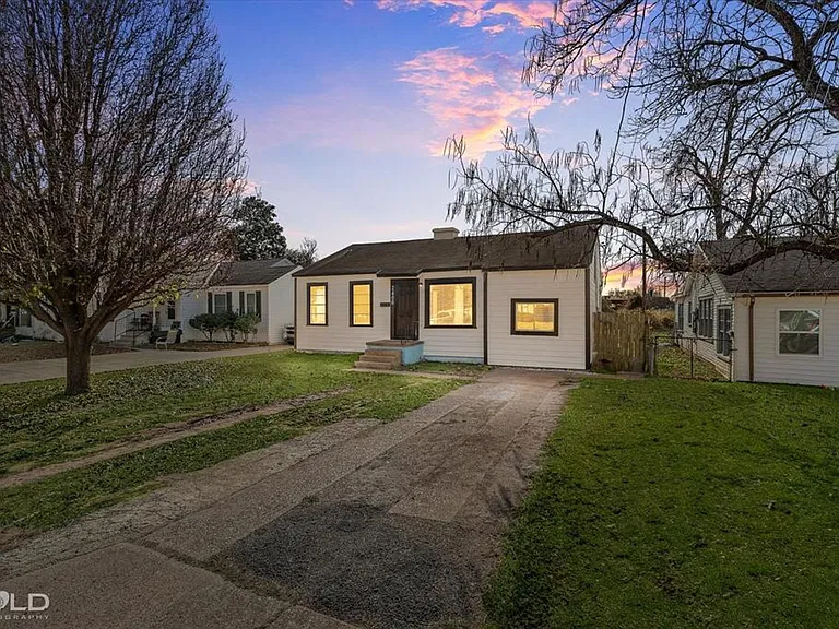 2400 Broadway Dr — Photo 2