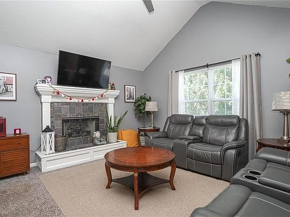 3rd image of 1203 SW Graystone Dr