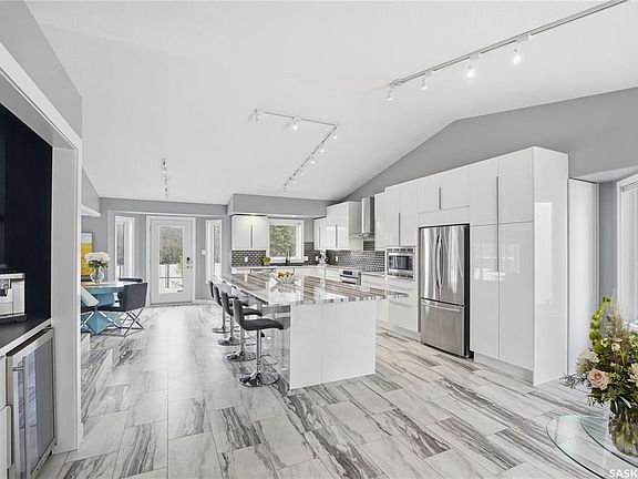 4th image of 406 Laycoe CRESCENT