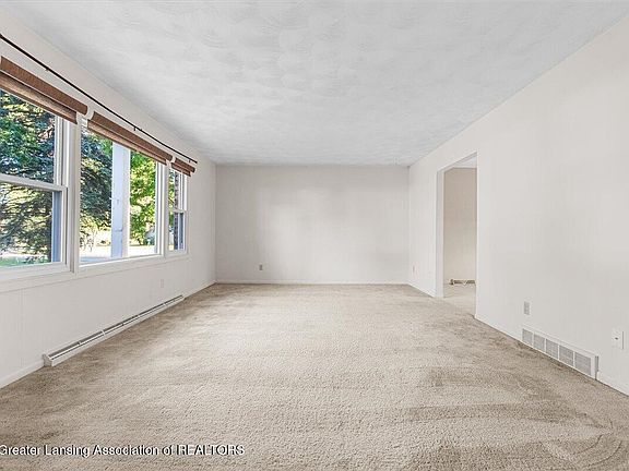 3rd image of 12860 Crescent Dr
