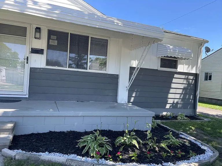 27210 Seyburn Ave — Photo 3