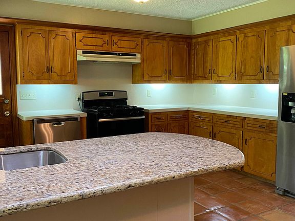 4th image of 2115 Gardenia Dr