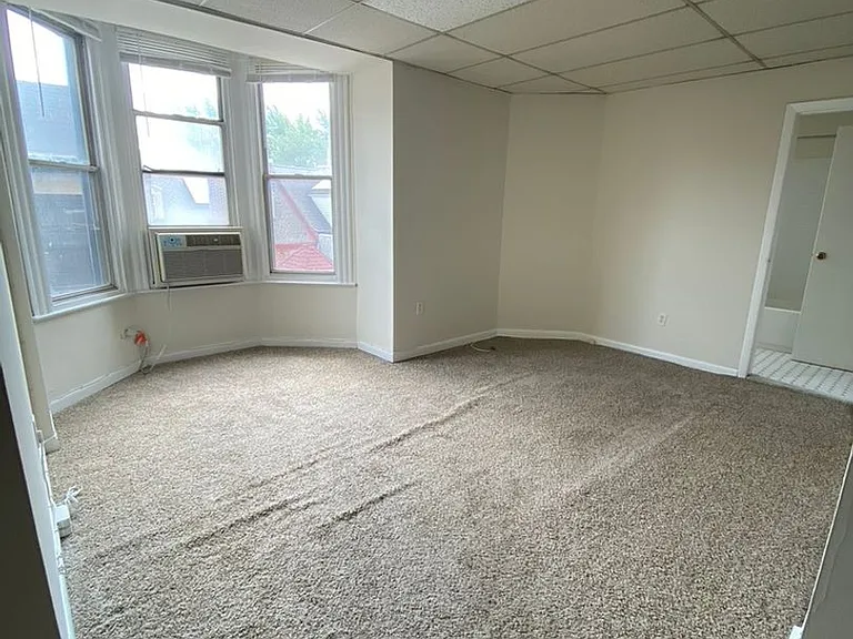 Morris Apartments — Photo 30