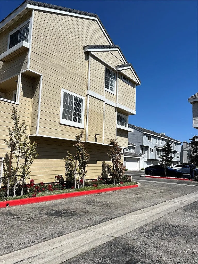 3 bed, 2.5 bath, 1404 sqft, $4,200 — Photo 2