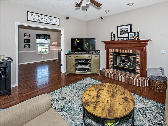 4th image of 934 Thornbury Pl