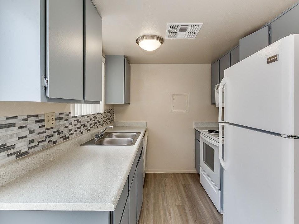 Kitchen (2 bed/ 2 bath)
