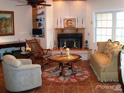 Great room w/fireplace