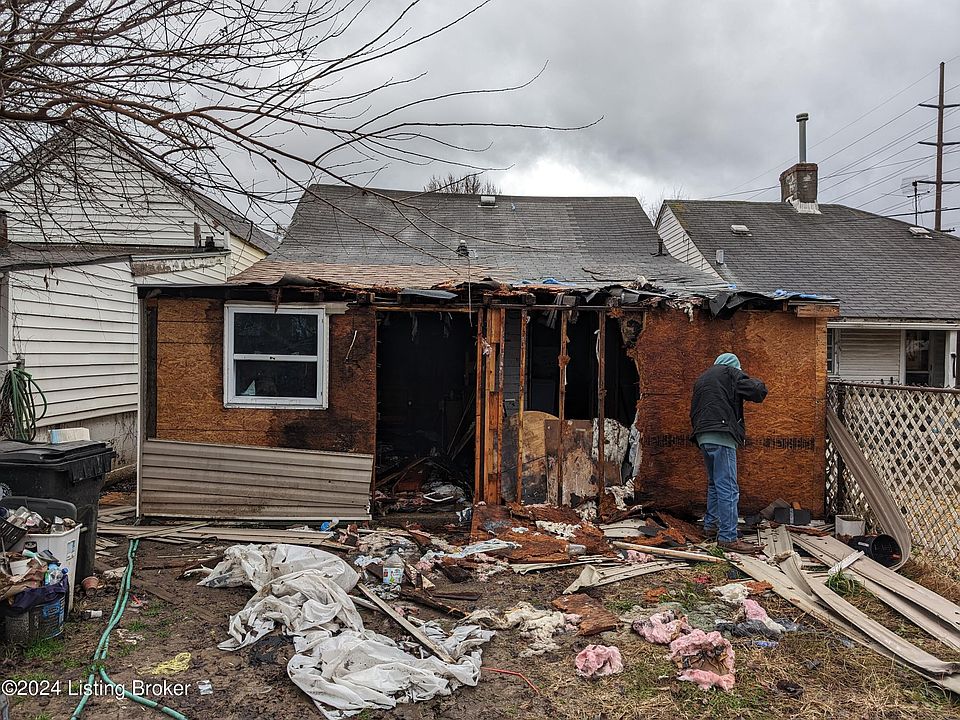 2nd image of 2139 Duncan St